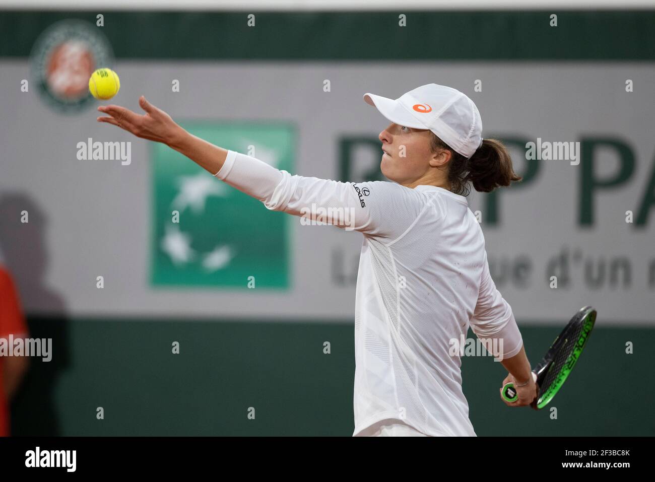 Tennis lancer la balle en l'air Banque de photographies et d'images à haute  résolution - Alamy