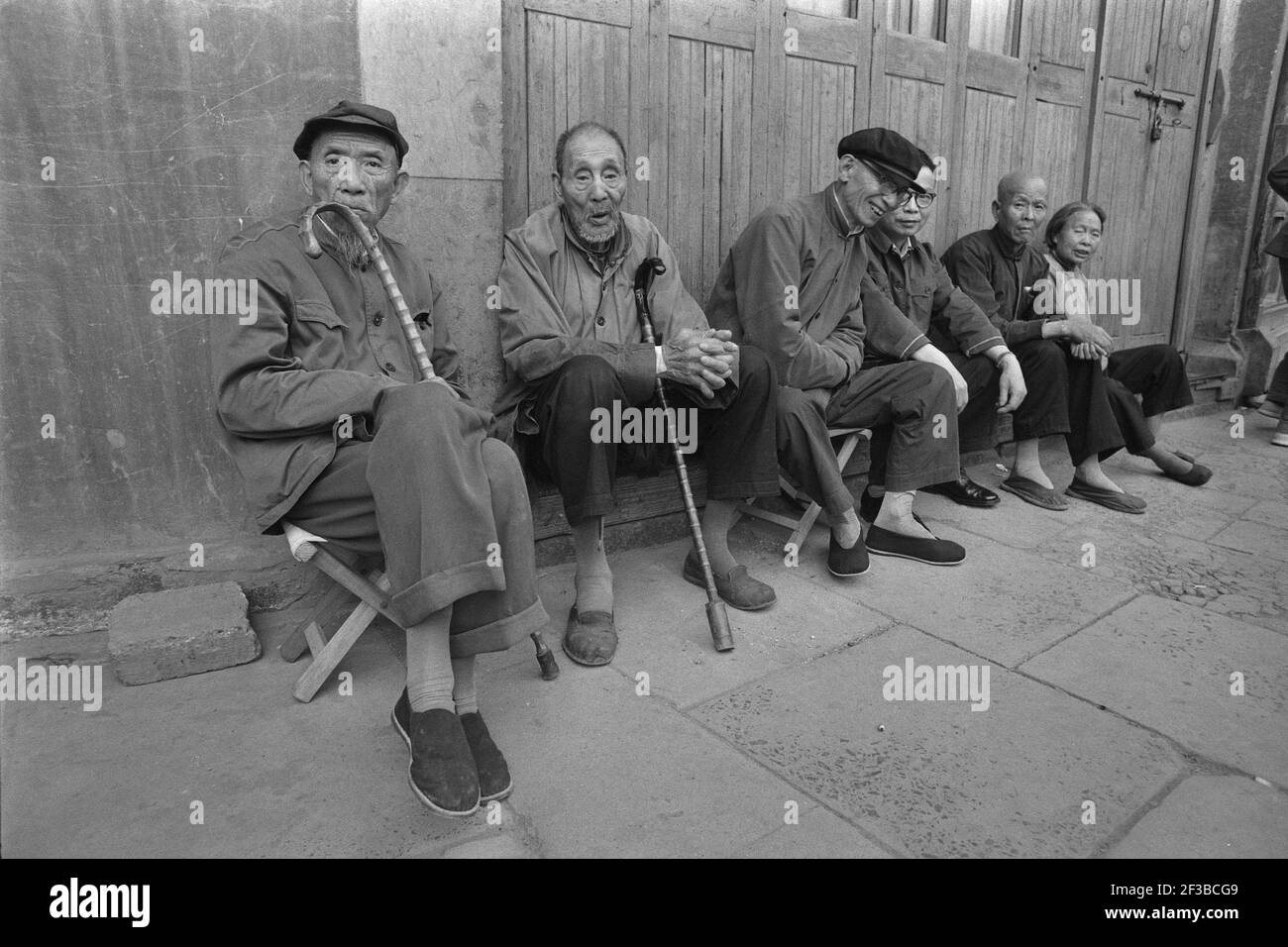 Scène de rue à Shanghai, vieux Chinois assis sur un banc, 02.06.1973 | utilisation dans le monde entier Banque D'Images