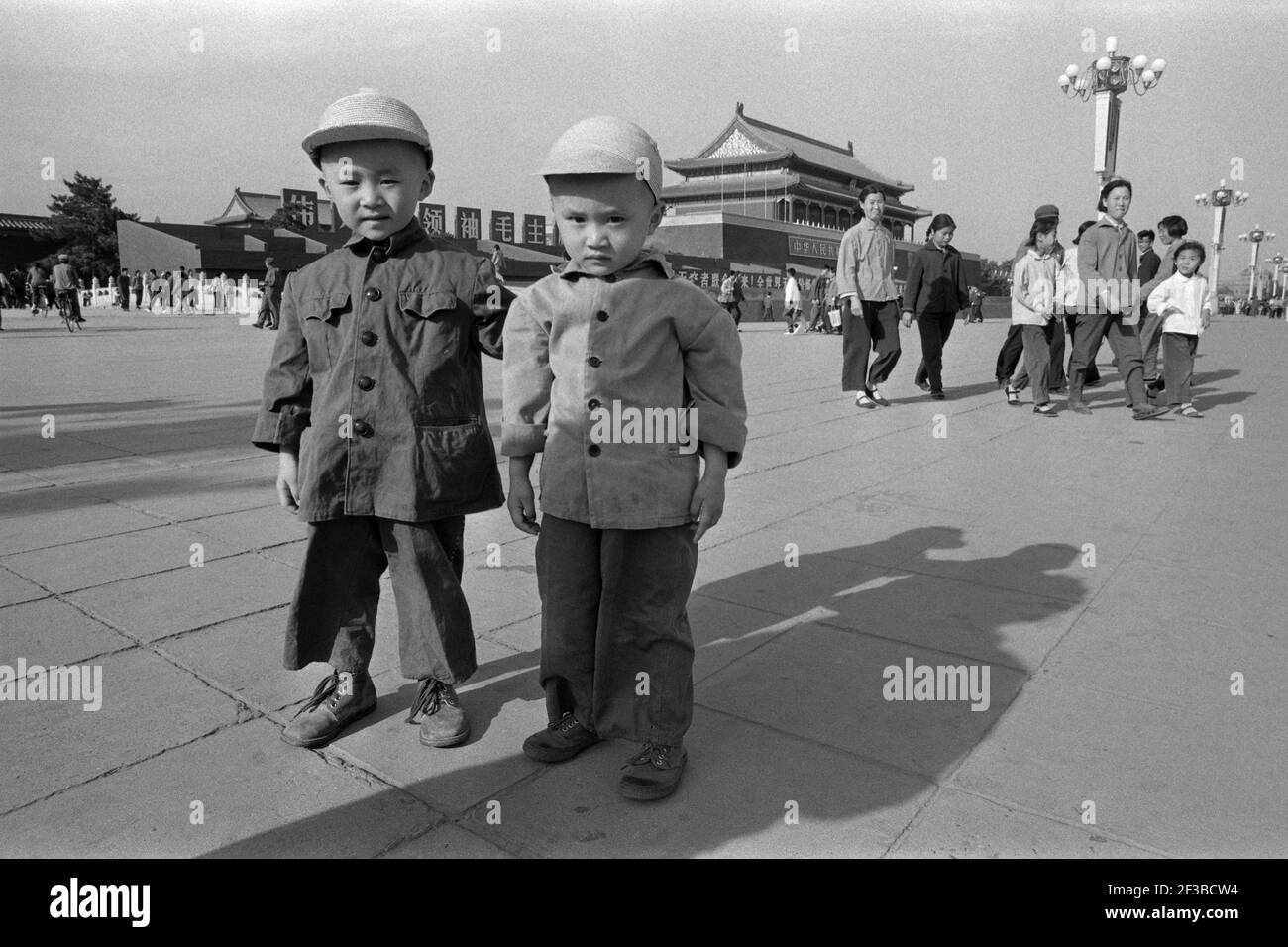 Deux garçons posent devant l'objectif de la paix céleste à Beijing, enfants, place Tiananmen, 30.05.1973 | usage dans le monde entier Banque D'Images