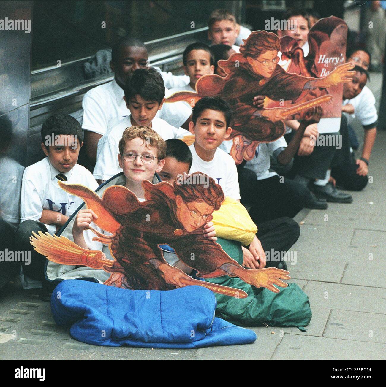 DES ÉLÈVES DE L'ÉCOLE DE WESTMINSTER, QUI DOIVENT CAMPER LE MAGASIN WATERSTONES DE NAVIRE BATTANT PAVILLON SUR PICADILLY ATTEND VIVEMENT LE NOUVELLE VERSION DE HARRY POTTER Banque D'Images