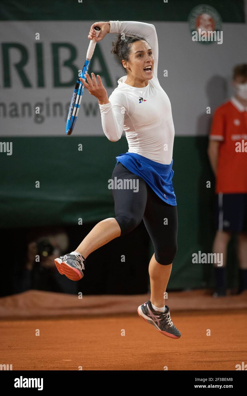 Martina Trevisan, joueur de tennis italien, sautant après avoir joué à un tir de retour à l'avant-main pendant l'Open de France 2020, Paris, France, Europe. Banque D'Images