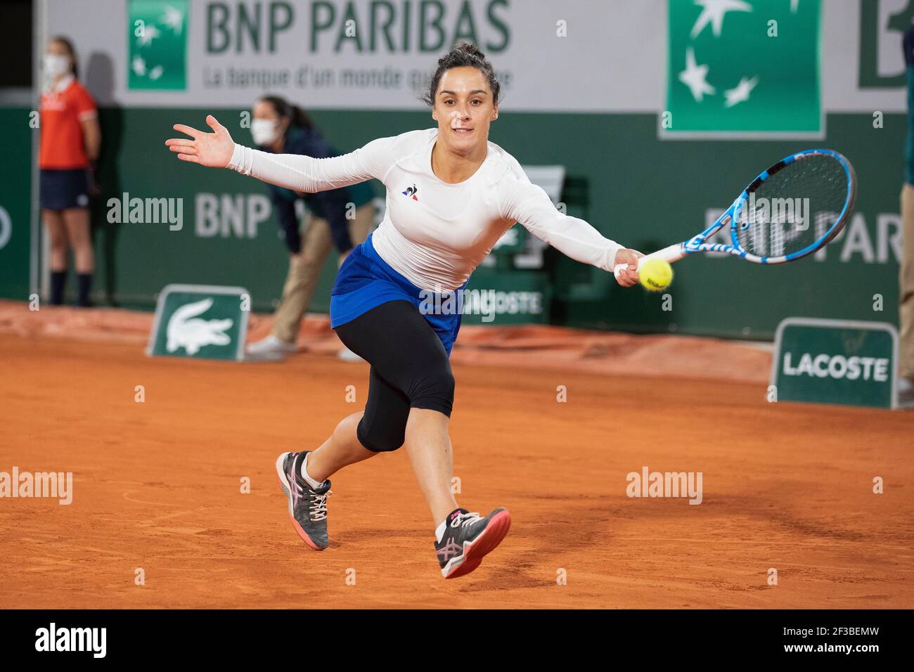 Martina Trévise, joueur de tennis italien, jouant un coup de retour à l'avant-main lors de l'Open de France 2020, Paris, France, Europe. Banque D'Images