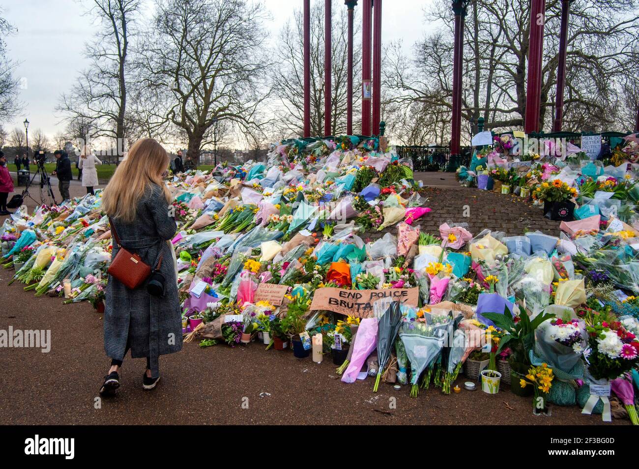 Londres, Royaume-Uni. 16 mars 2021. Hommages à Sarah Everard au kiosque Clapham Common. Credit: JOHNNY ARMSTEAD/Alamy Live News Banque D'Images