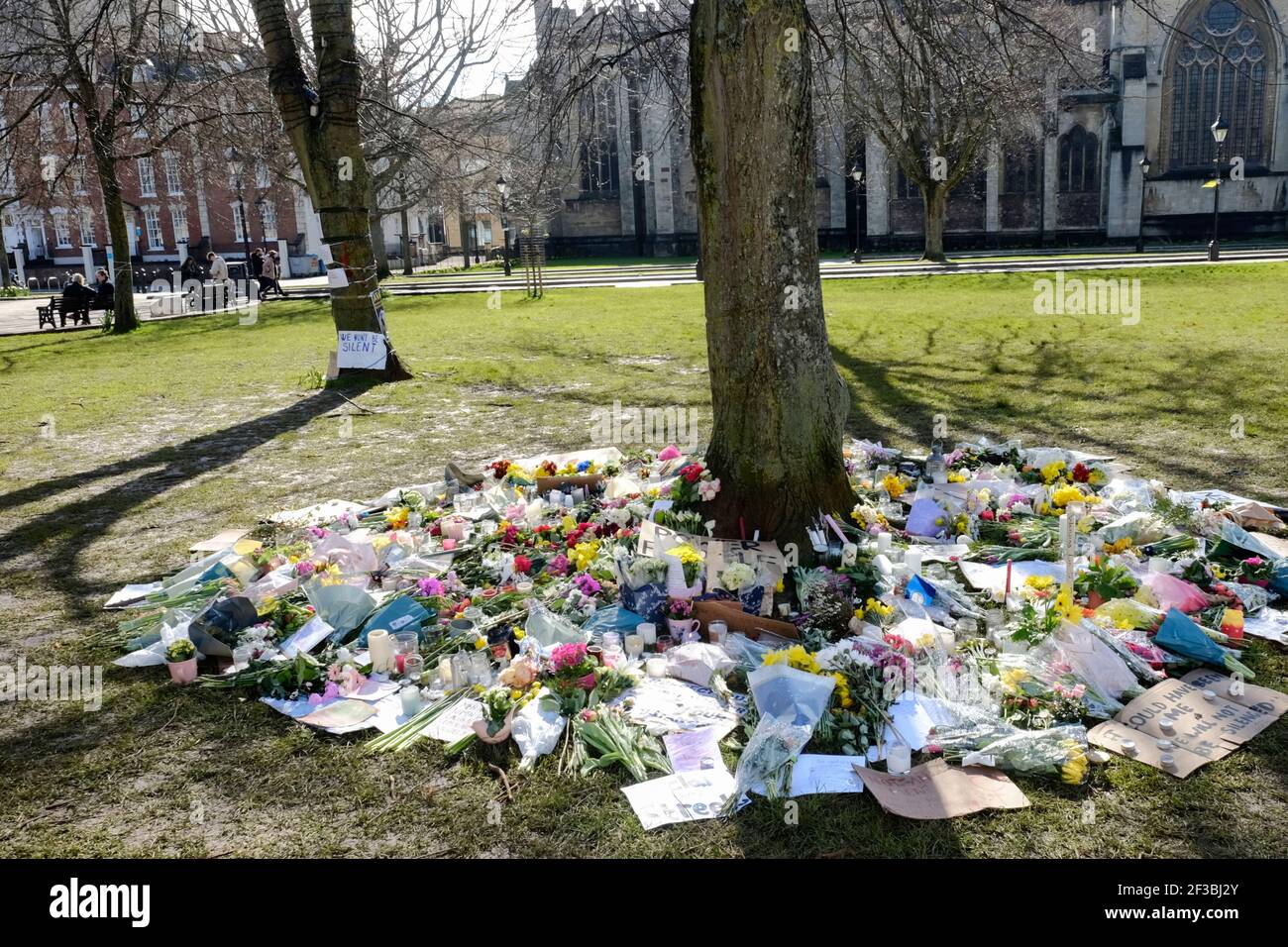 College Green, Bristol, Royaume-Uni. 16 mars 2021. Des hommages floraux ont été rendus lors de la commémoration de Sarah Everard, décédée à Clapham. Les femmes locales avaient tenu une veillée en dépit des règles de verrouillage. Crédit : JMF News/Alay Live News Banque D'Images