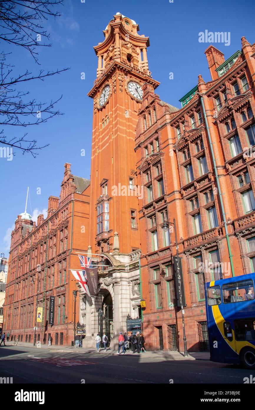 Manchester Angleterre - 13.10.2013: Kimpton Clocktower Hôtel (avec le libellé Palace) sur le ciel bleu jour ensoleillé sur Oxford Street Banque D'Images