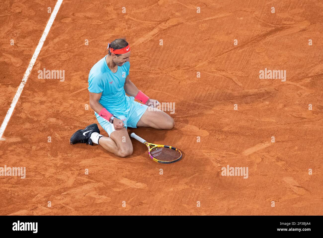 Le joueur de tennis espagnol Rafael Nadal se coulant à genoux pour célébrer ses 13ème championnats, tournoi de l'Open de France 2020, Paris, France. Banque D'Images
