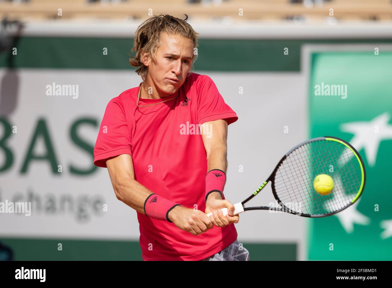 Le joueur américain de tennis Sebastian Korda joue un coup de dos lors de  l'Open de France 2020, Paris, France, Europe Photo Stock - Alamy