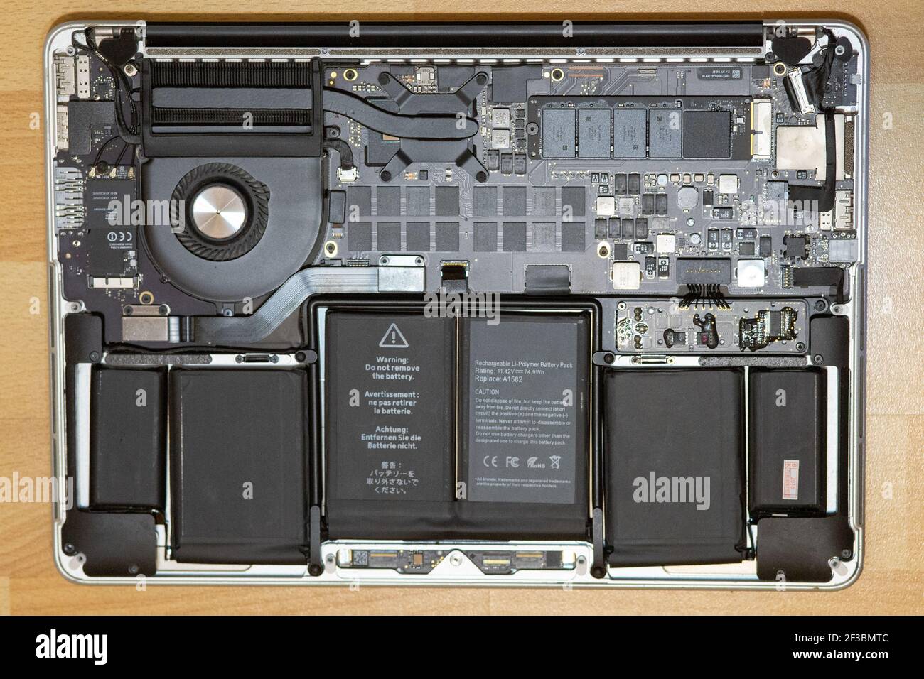 Newcastle Royaume-Uni : 17 janvier 2019 : pièces internes de l'ancien MacBook  Pro 2013 pour réparation (remplacement de la batterie Photo Stock - Alamy