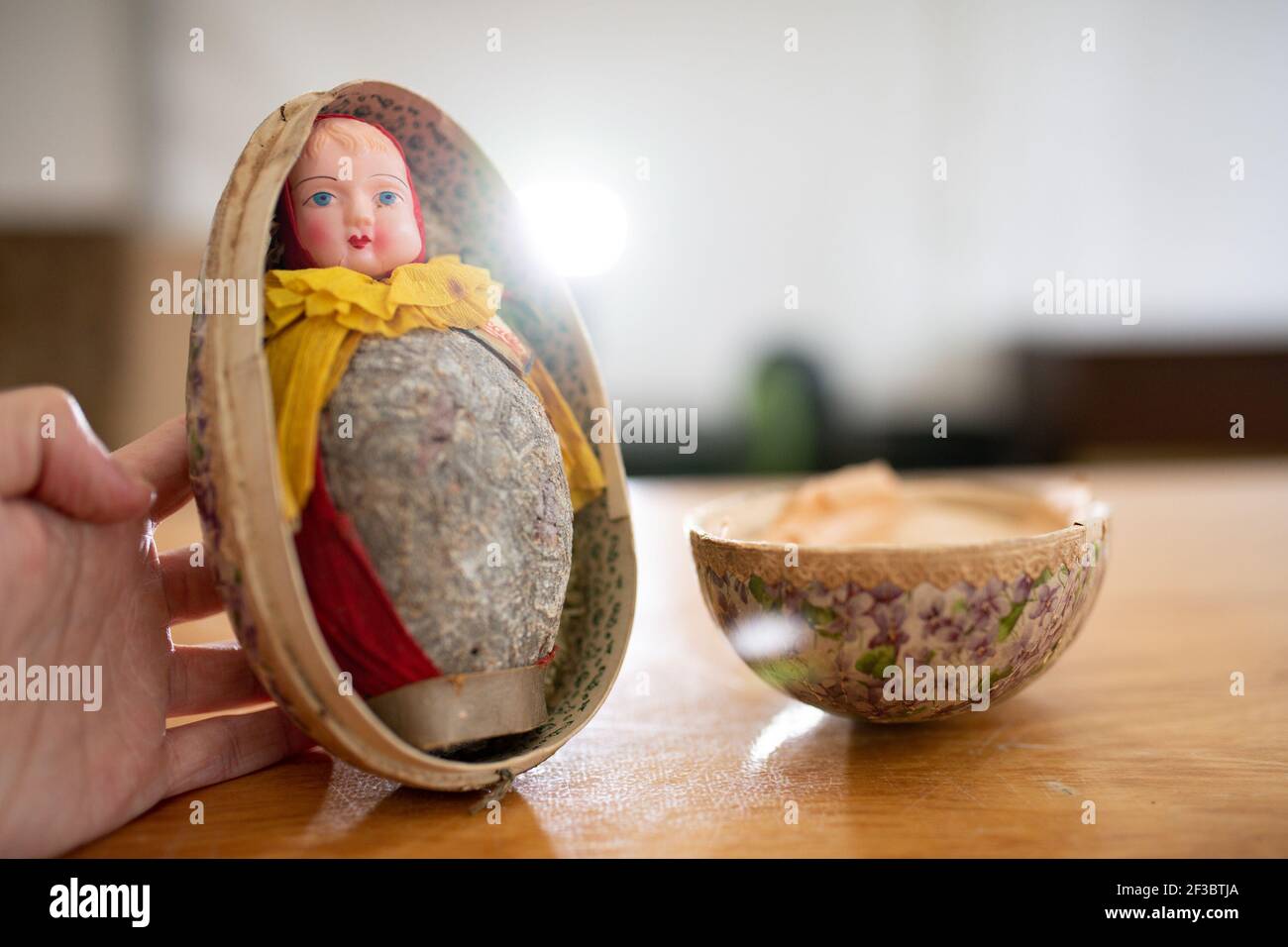 Un œuf de Pâques rare de Pascall, âgé de 97 ans, qui est prêt à être exposé dans un musée après avoir vendu ??800 lorsqu'il a été mis aux enchères dans la salle de vente d'Egwall de Hansons, près de Derby, le 12 mars. Le cadeau en chocolat vieux d'un siècle, enveloppé comme une poupée à l'intérieur d'un boîtier décoratif en forme d'oeuf, a été acheté par l'attraction touristique Torquay bygones. Date de la photo: Mardi 16 mars 2021. Banque D'Images