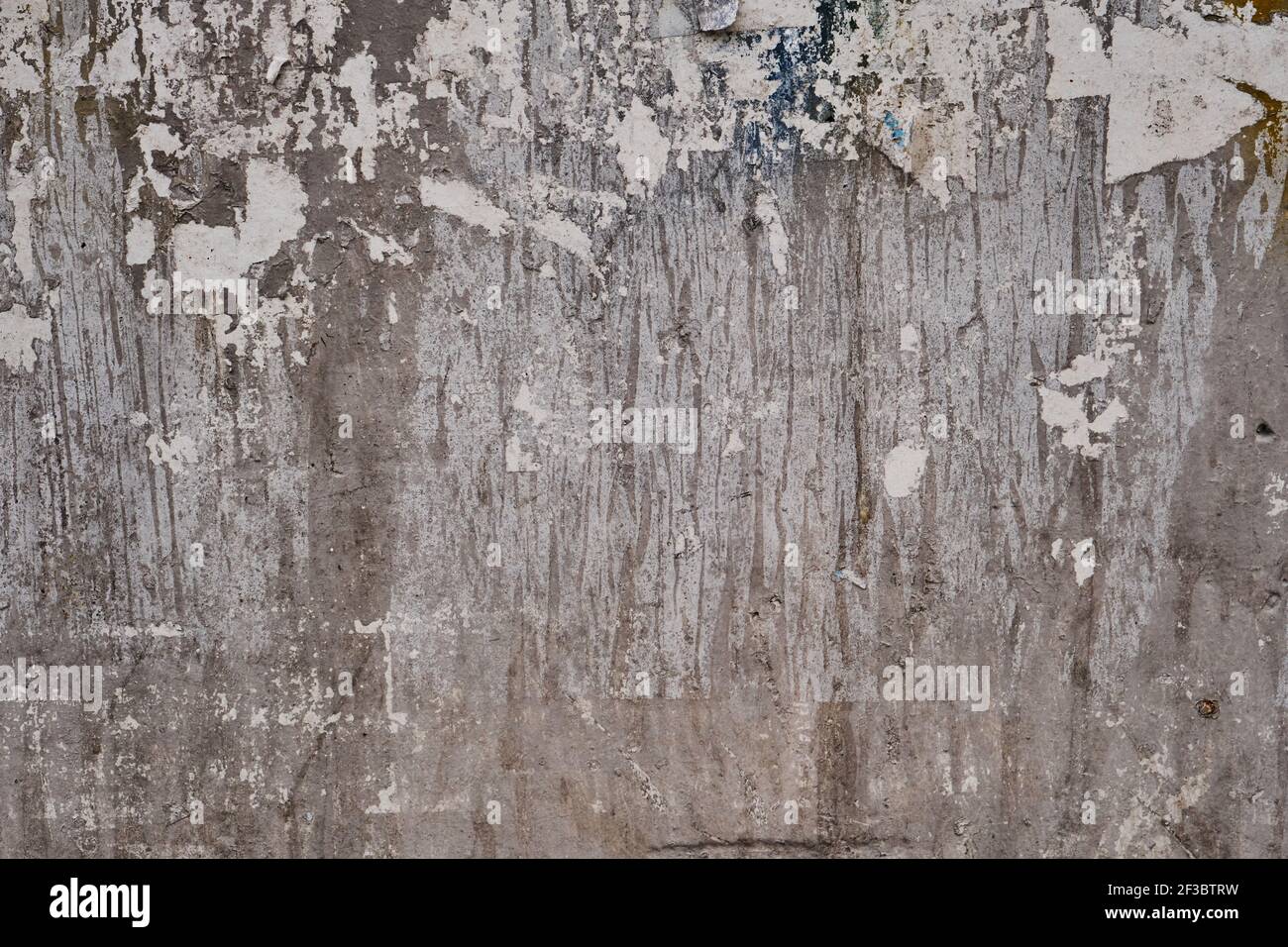 Vieux mur de panneau de saillie arrondie avec des supports d'affiches publicitaires pelées usées, arrière-plan de grunge ou texture Banque D'Images