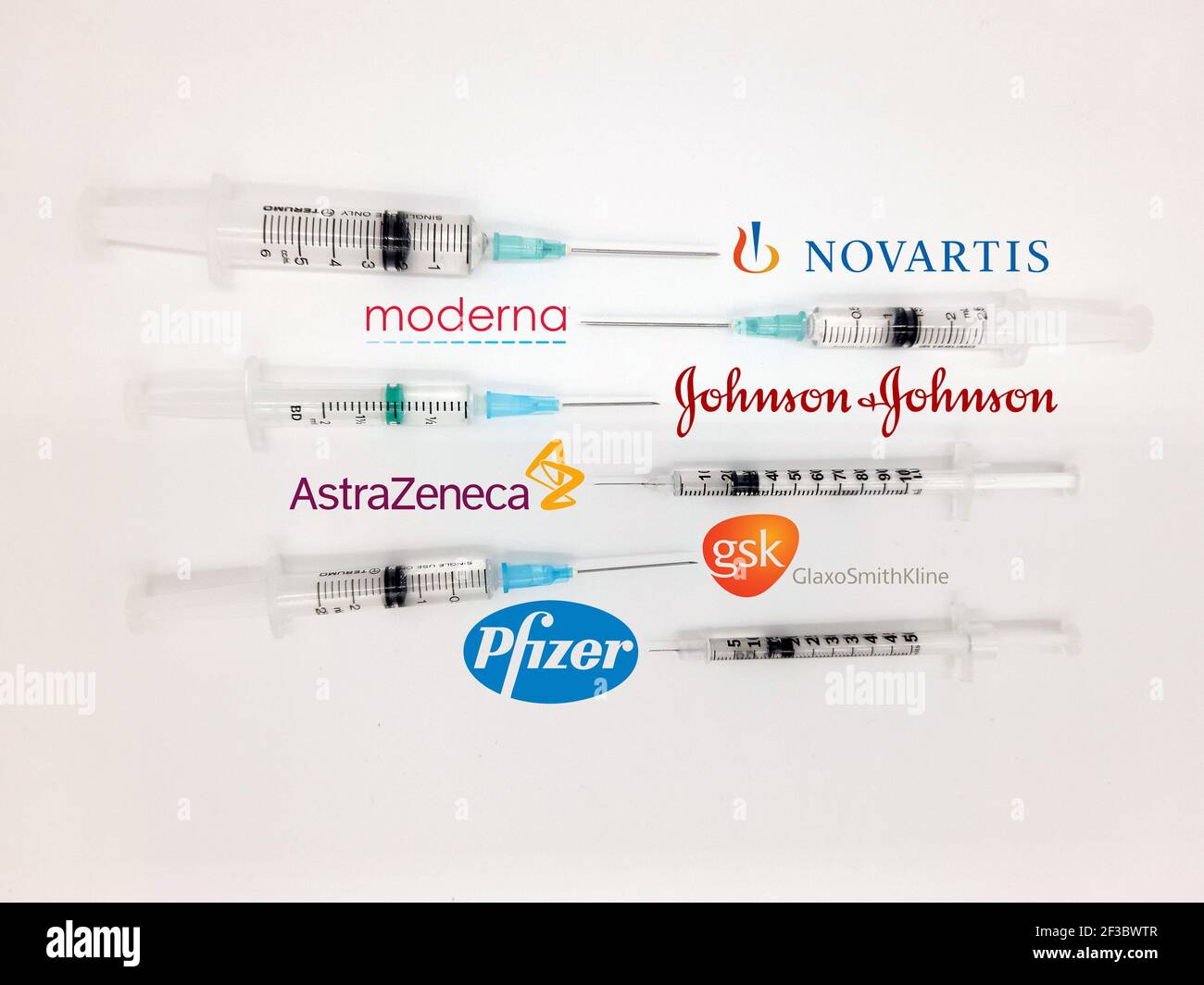 Stockholm, Suède - 16 mars 2021 : quel vaccin Covid-19 recevrez-vous et lequel est le plus efficace sur le marché ? Plusieurs seringues avec au hasard Banque D'Images