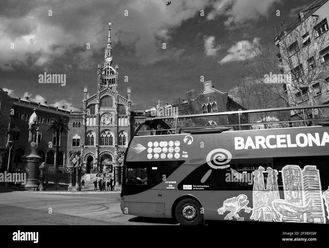 BARCELONE, ESPAGNE - 11 MARS 2018: Barcelone visite de la ville bus touristique près de l'hôpital de Sant Pau. Photo historique noir blanc. Banque D'Images