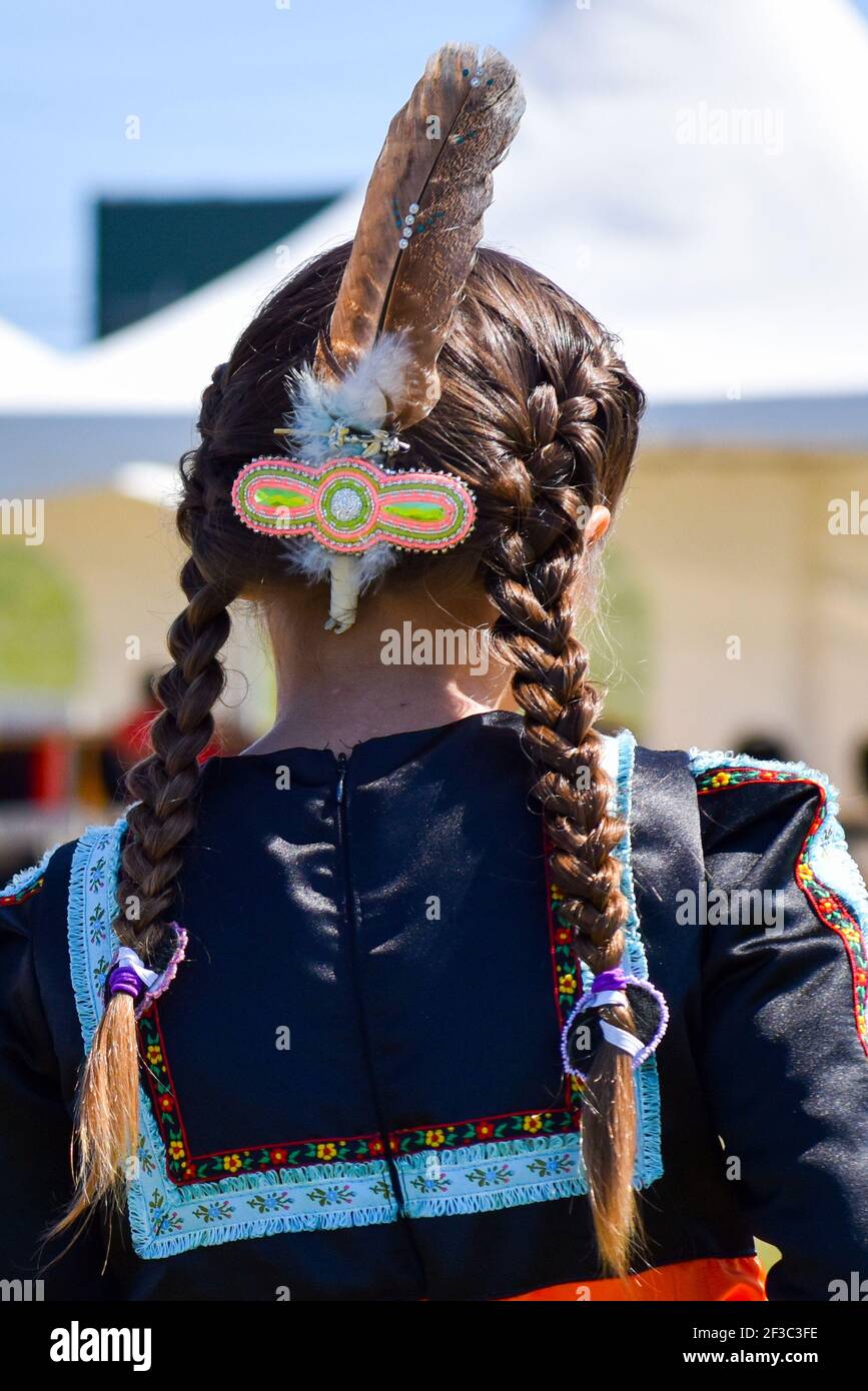 Fille autochtone aux cheveux tressés à un Pow Wow Québec Canada Banque D'Images