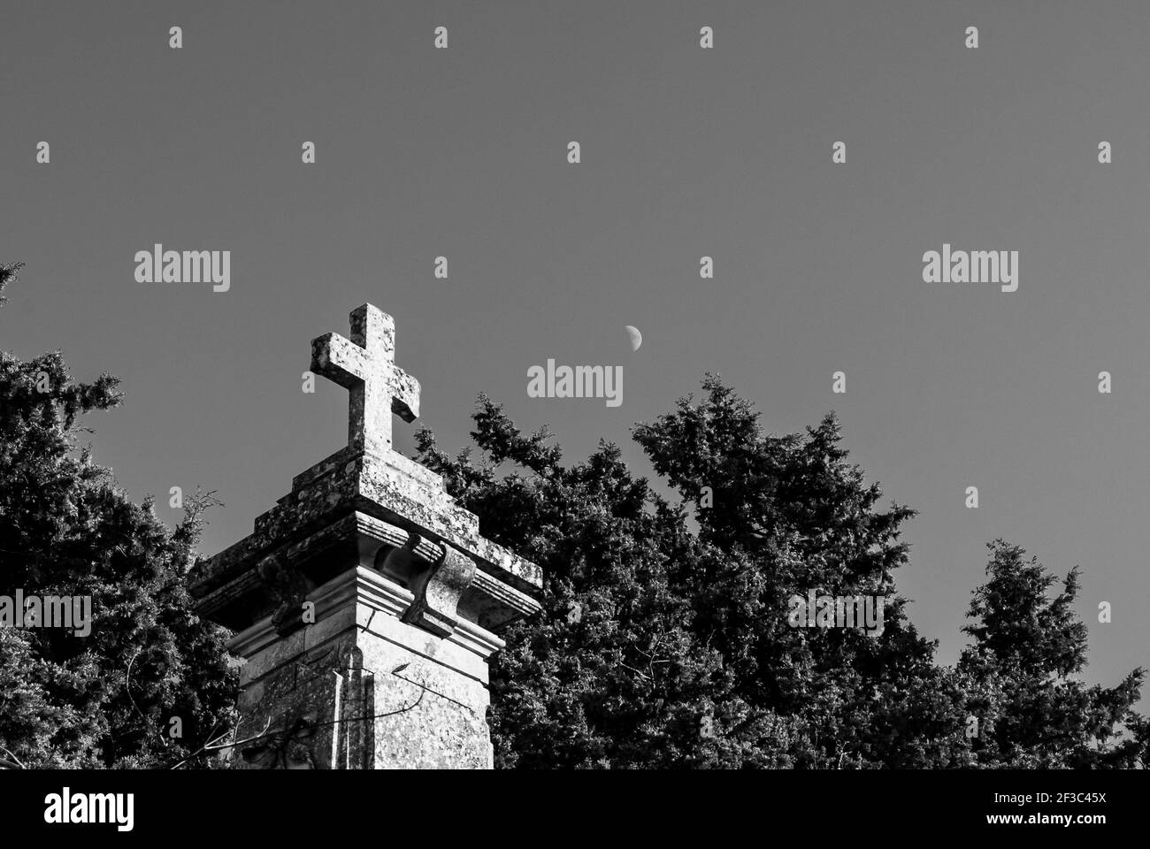 Un tir monochrome à angle bas f une croix de pierre et une demi-lune dans le consortium municipal de Ragusa, Italie Banque D'Images