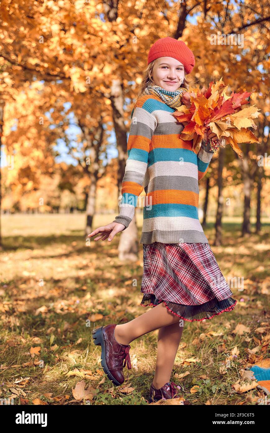 portrait d'automne de jeune fille avec bouquet d'orange jaune feuillage Banque D'Images