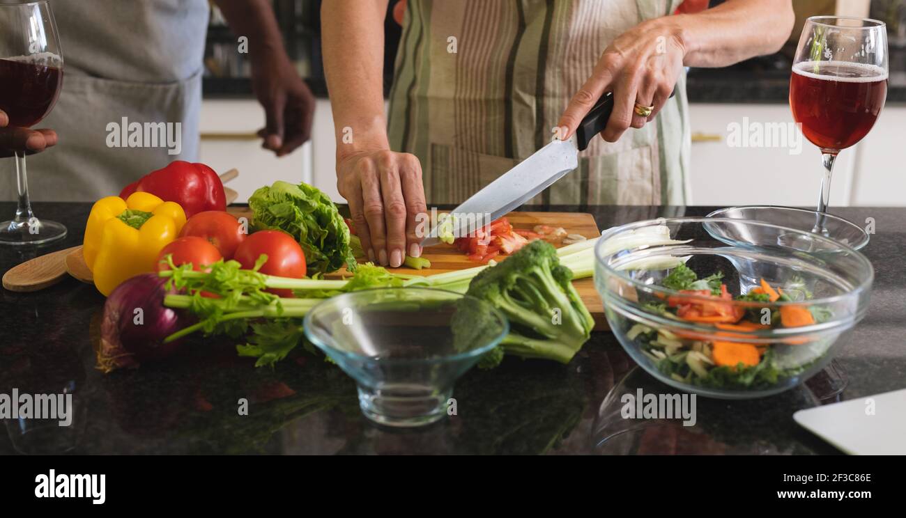 Divers couples âgés debout dans la cuisine et dîner de cuisine Banque D'Images