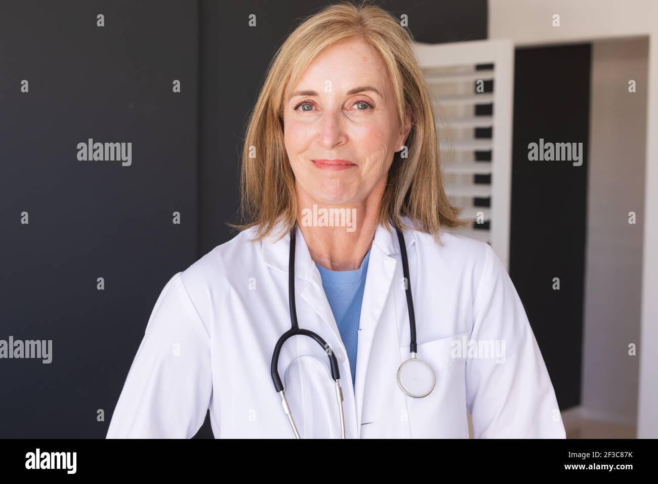 Femme de race blanche, médecin, regardant la caméra et souriant Banque D'Images