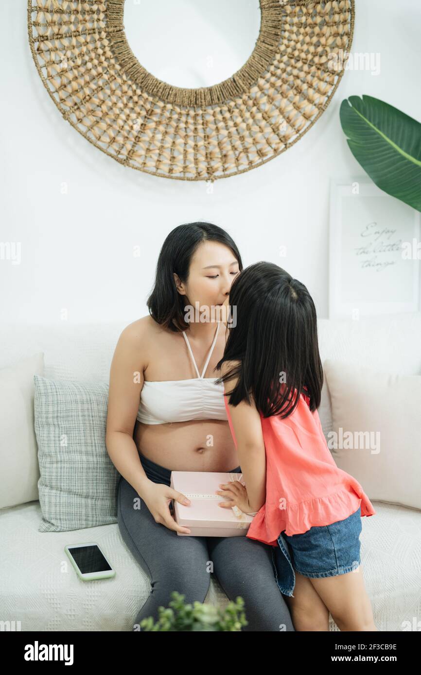 Joyeux Anniversaire Maman Bonne Femme Enceinte Recevant Une Boite Cadeau De Sa Petite Fille Aimante Photo Stock Alamy Joyeux Anniversaire Maman Bonne Femme Enceinte Recevant Une Boite Cadeau De Sa Petite Fille Aimante Photo Stock Alamy