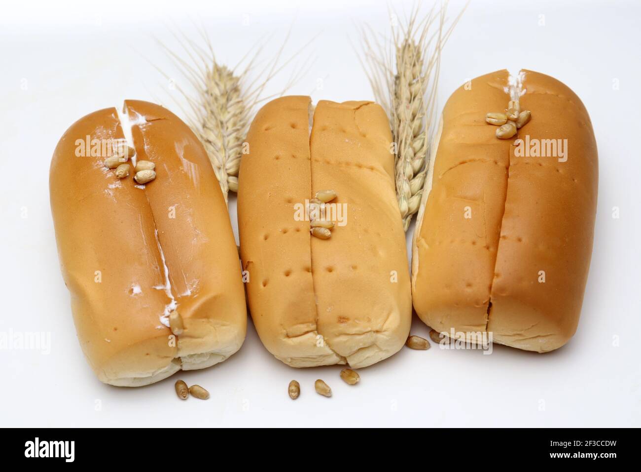 pain savoureux et sain et blé mûr sur fond blanc Banque D'Images