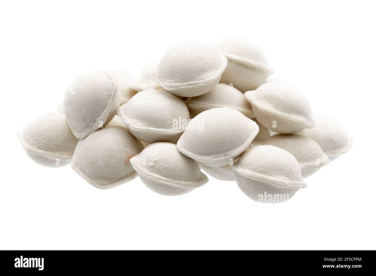 Crues de boulettes fraîches avec de la viande sur fond blanc. Pelmeni. Boulettes congelées avec de la viande. Motif Varenyky. Banque D'Images
