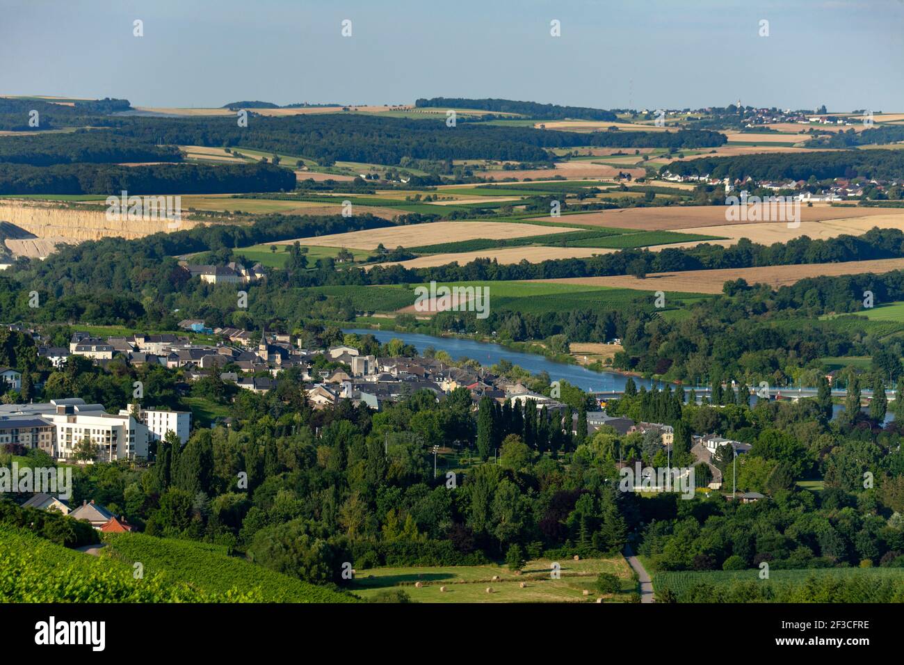 Luxembourg : la ville de Remich, dans la vallée de la Moselle. Vue d'ensemble du paysage et de la ville avec la campagne environnante et la Moselle Banque D'Images