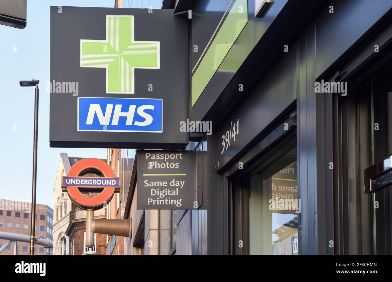 Panneaux extérieurs de la pharmacie NHS City et logo souterrain vus à Borough High Street, centre de Londres. Banque D'Images