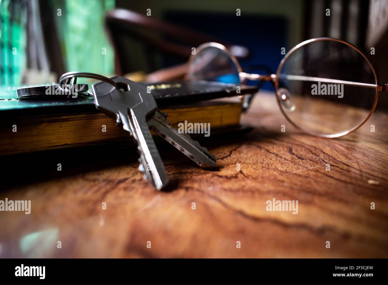 Belles lunettes, carnet et clés sur la table en bois marron. Banque D'Images