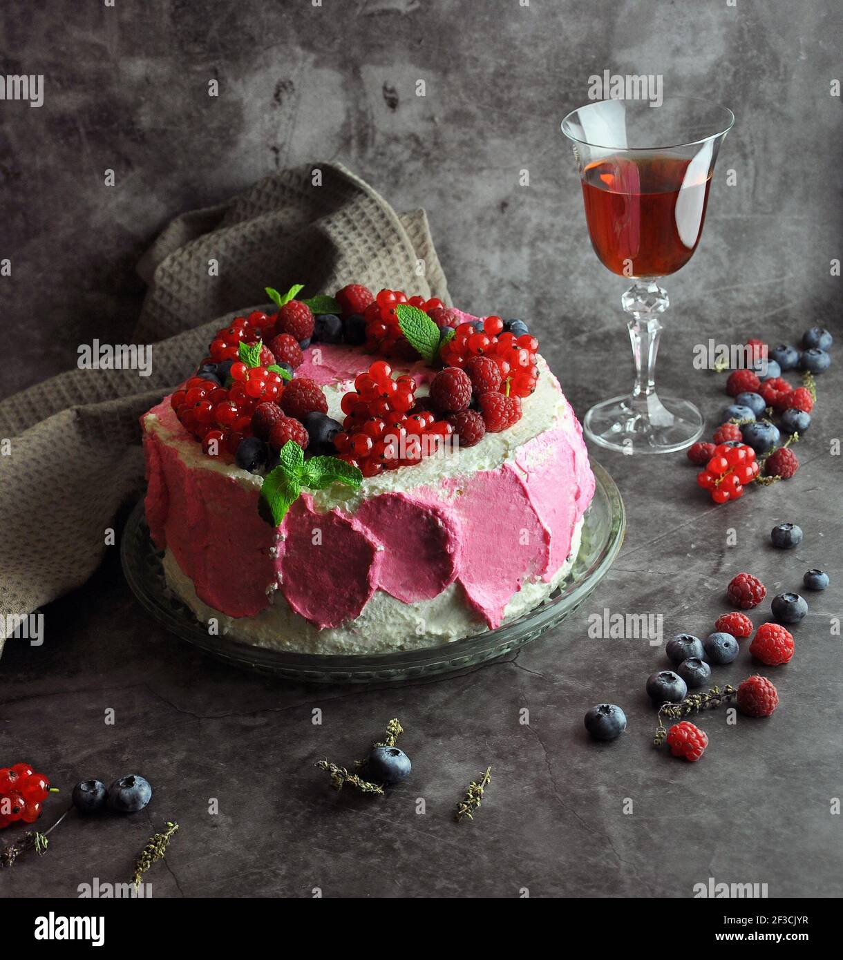 Gateau A La Creme Fouettee Baies Fraiches Et Un Verre De Boisson Copier L Espace Pour Le Texte Photo Stock Alamy