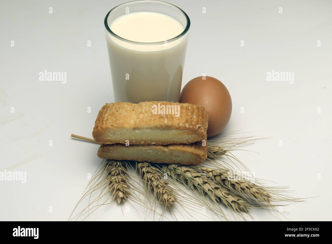 biscuit et blé mûr et œuf et lait sur blanc arrière-plan Banque D'Images