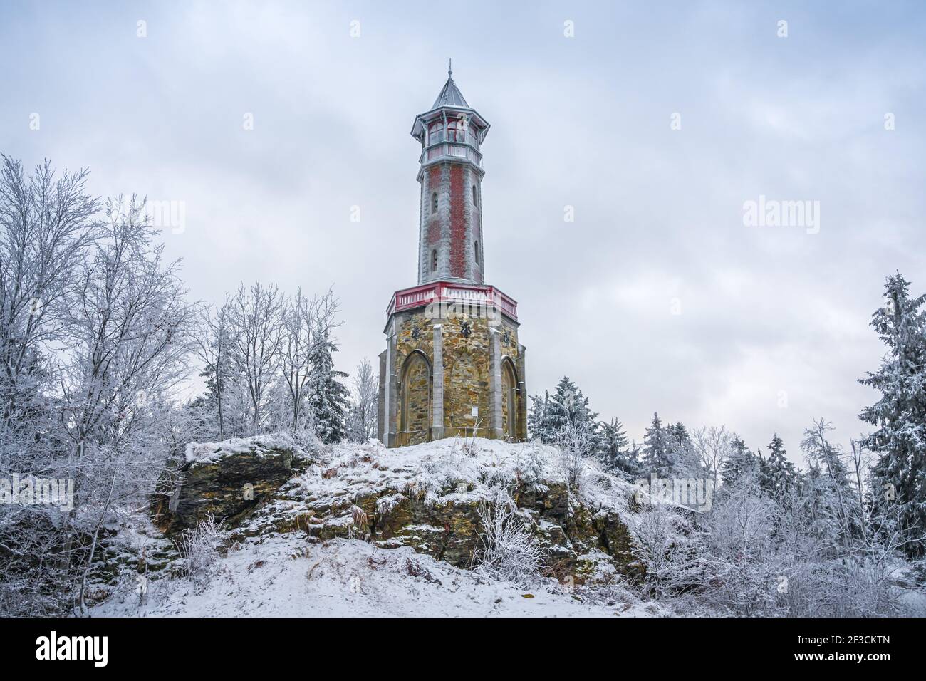 Tour Stepanka, à la frontière des montagnes Krkonose et Jizera. Jour couvert d'hiver, ciel avec nuages, arbres couverts de neige. Banque D'Images