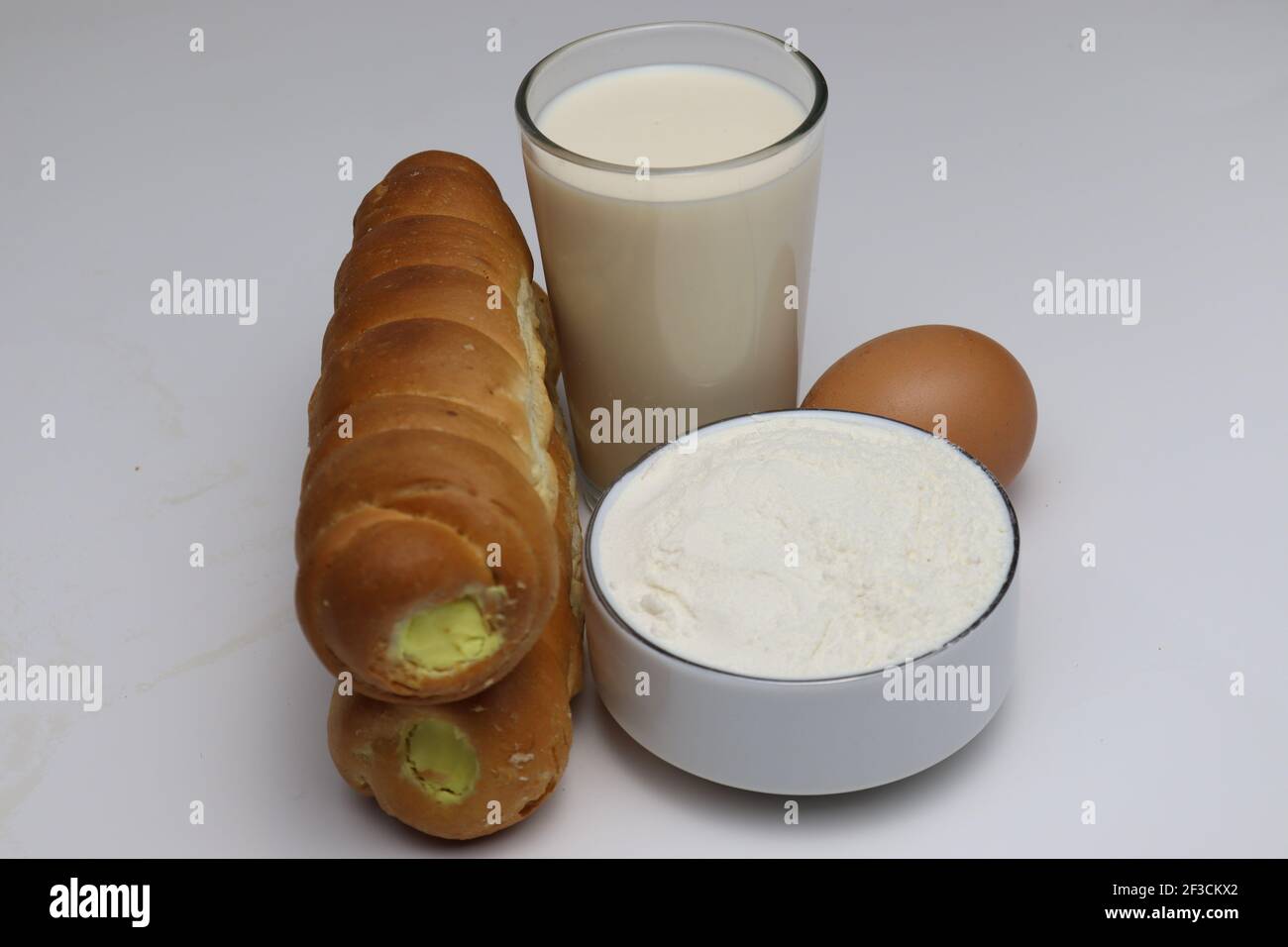 crème rouette et lait avec atta et œuf sur blanc arrière-plan Banque D'Images