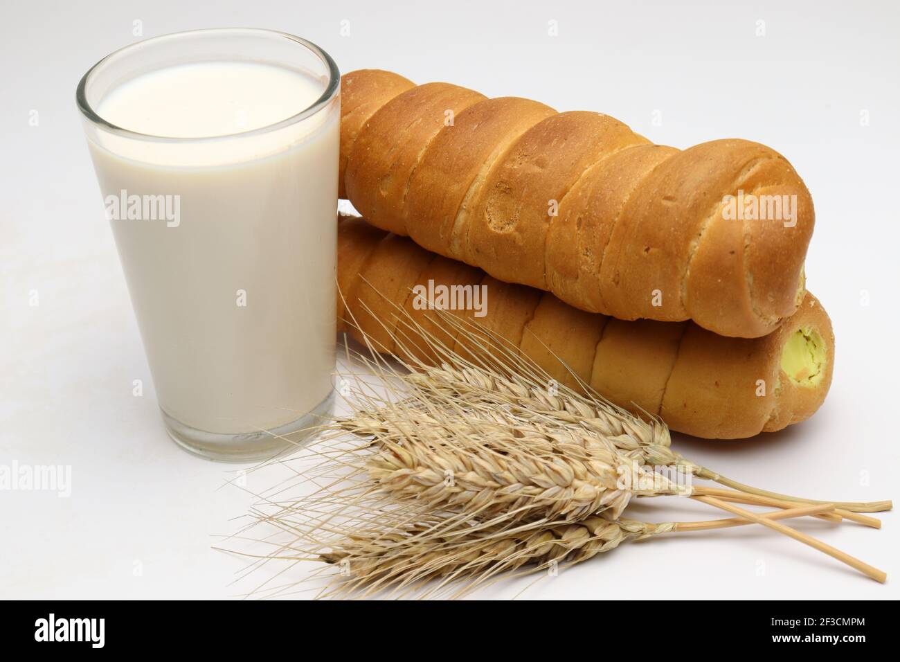 crème et lait au blé mûr sur fond blanc Banque D'Images