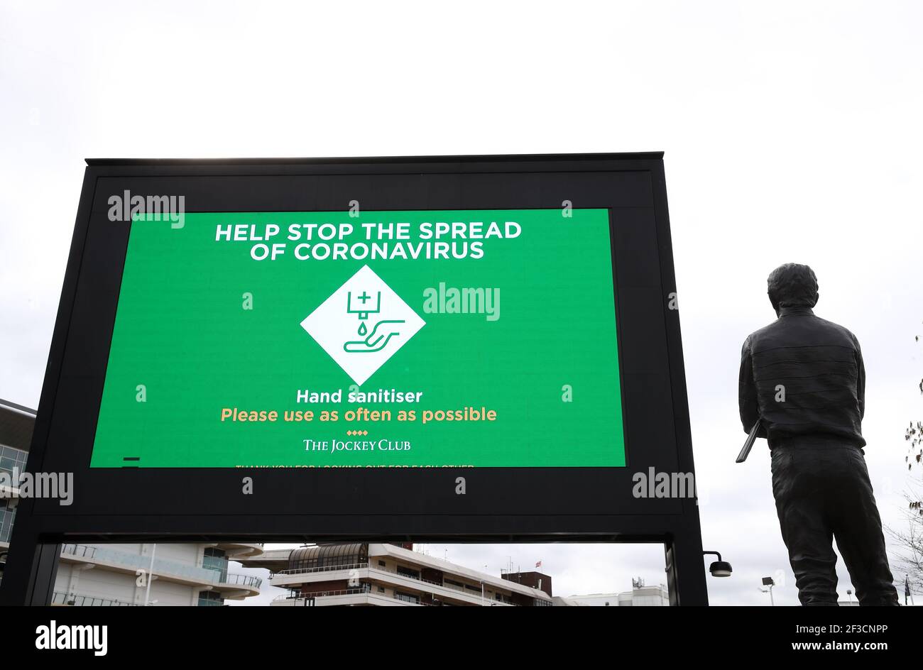 La statue de Sir Tony McCoy est vue à l'intérieur du cours comme des messages de prévention des coronavirus sont affichés sur le grand écran avant le premier jour du festival Cheltenham à l'hippodrome de Cheltenham. Date de la photo: Mardi 16 mars 2021. Banque D'Images La statue de Sir Tony McCoy est vue à l'intérieur du cours comme des messages de prévention des coronavirus sont affichés sur le grand écran avant le premier jour du festival Cheltenham à l'hippodrome de Cheltenham. Date de la photo: Mardi 16 mars 2021. Banque D'Images