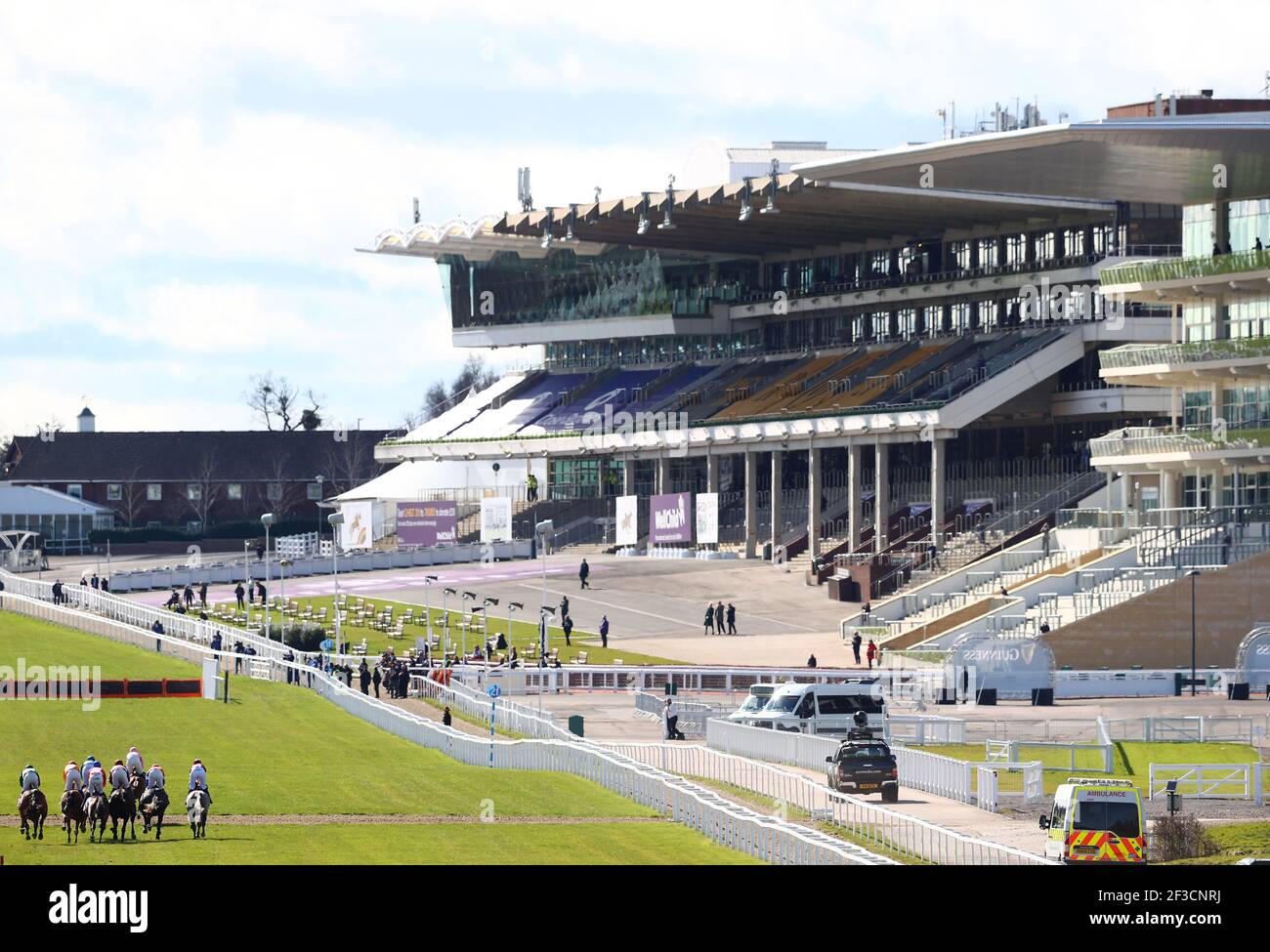 Les coureurs descendent la maison tout droit vers les tribunes vides sur le premier circuit lors de l'obstacle des novices du Sky Bet Supreme pendant la première journée du Cheltenham Festival à l'hippodrome de Cheltenham. Date de la photo: Mardi 16 mars 2021. Banque D'Images Les coureurs descendent la maison tout droit vers les tribunes vides sur le premier circuit lors de l'obstacle des novices du Sky Bet Supreme pendant la première journée du Cheltenham Festival à l'hippodrome de Cheltenham. Date de la photo: Mardi 16 mars 2021. Banque D'Images