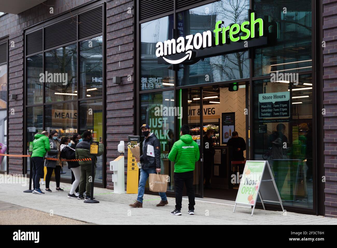 Wembley Park, Londres, Royaume-Uni. 16 mars 2021. Les résidents de Wembley Park se sont réveillés ce matin devant un nouveau voisin surprise alors qu'Amazon Fresh ouvrait sur Wembley Park Boulevard. Le deuxième magasin de la nouvelle marque privée «by Amazon» ouvrira ses portes à Londres, qui vendra des produits alimentaires, notamment de la viande, du poisson, des produits laitiers, des fruits et légumes et des produits de boulangerie. Amanda Rose/Alamy Live News Banque D'Images