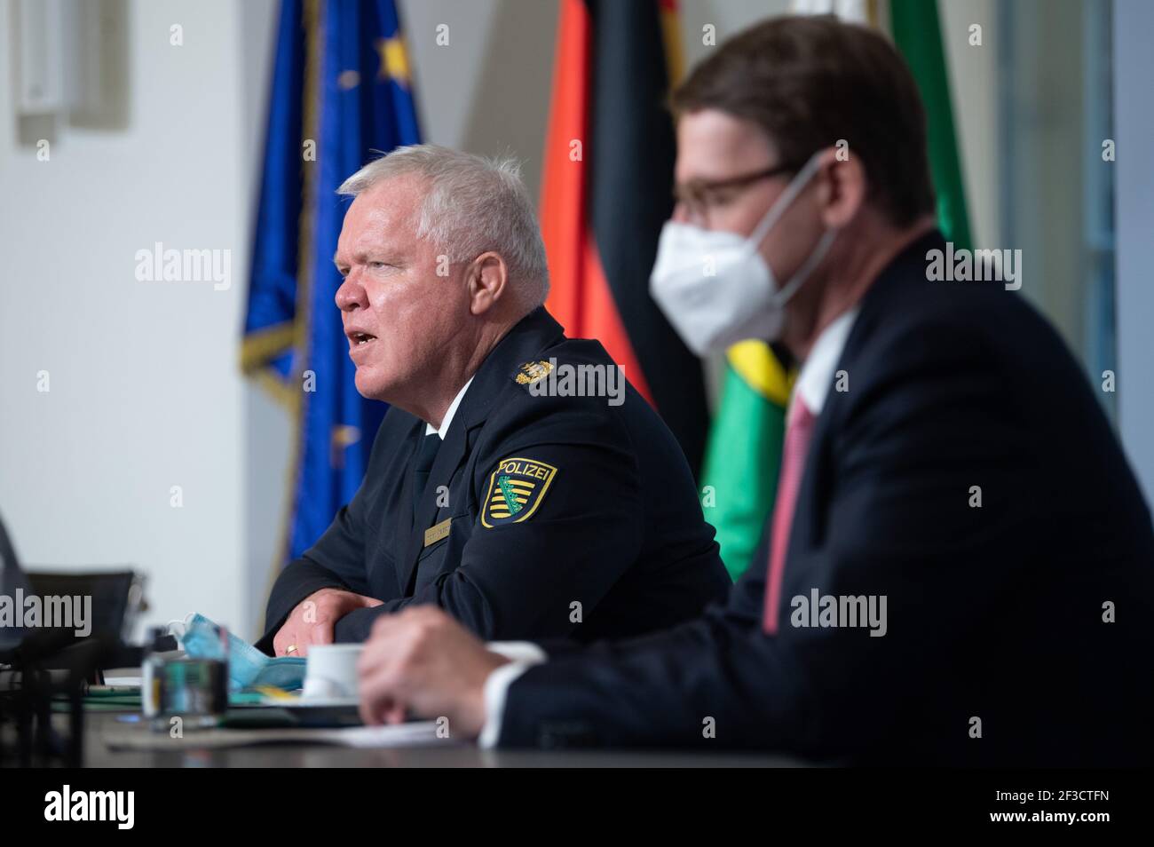 Dresde, Allemagne. 16 mars 2021. Horst Kretzschmar (l), Président de la police d'État, et Roland Wöller (CDU), Ministre de l'intérieur de Saxe, assistent à une conférence de presse à la Chancellerie d'État de Saxe. L'occasion est l'opération de police lors d'une manifestation à Dresde le 13 mars 2021. Samedi, des centaines de critiques des mesures de Corona se sont rassemblées dans la ville malgré l'interdiction d'une manifestation de "pensée latérale", qui a également été confirmée par les tribunaux. Credit: Sebastian Kahnert/dpa-Zentralbild/dpa/Alay Live News Banque D'Images