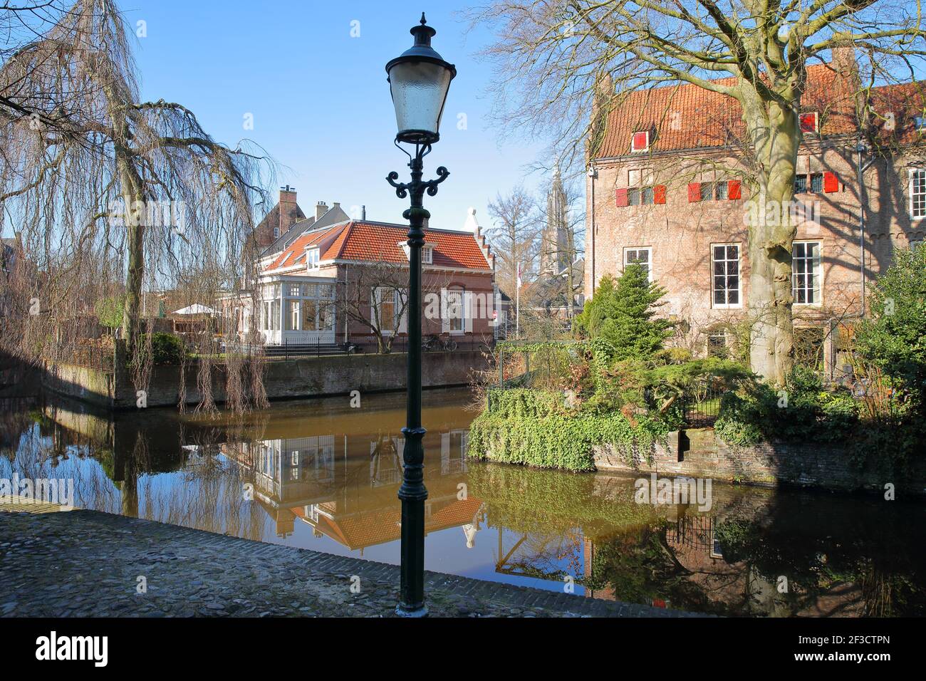 Réflexions de la maison de Tinnenburg (sur la droite), située le long de la rue Muurhuizen à Amersfoort, Utrecht, pays-Bas Banque D'Images