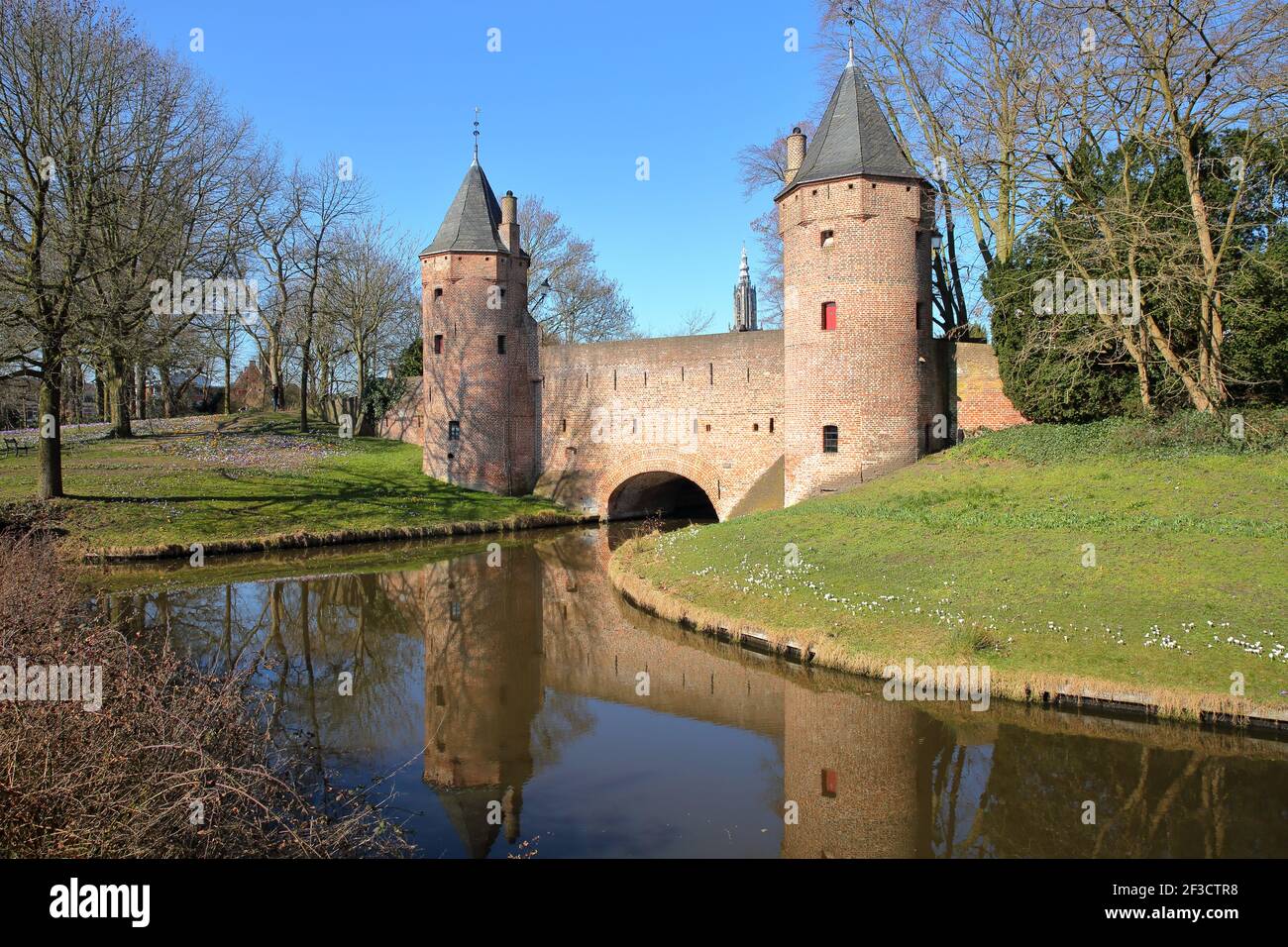 Réflexions du Monnikendam (porte d'eau) à Amersfoort, Utrecht, pays-Bas, avec onze Lieve Vrouwe Toren (Tour de l'église notre-Dame) en arrière-plan Banque D'Images