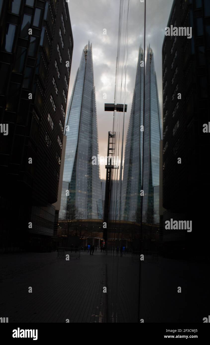 Le reflet de la merde sur le bâtiment en verre Banque D'Images
