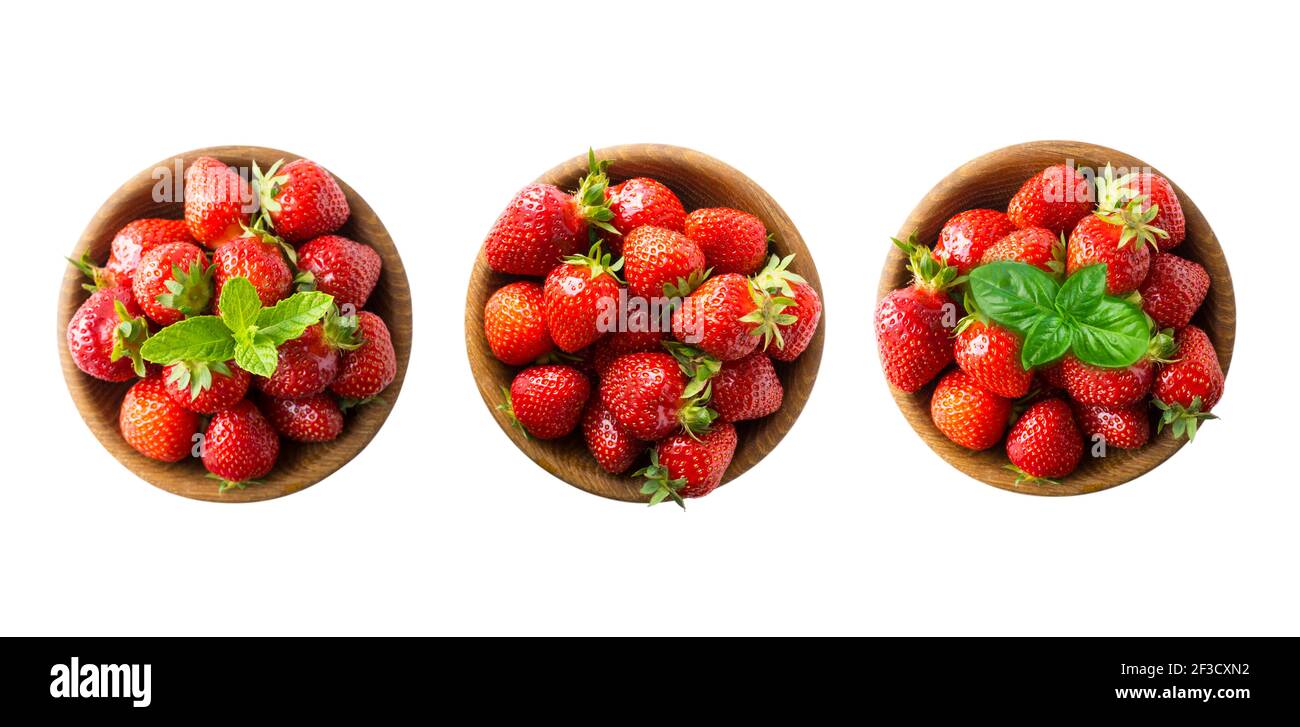 Vue de dessus. Fraise isolée. Fraises sur un bol en bois. Ensemble de fraises isolées sur découpe blanche. Collection de fraises entières sur le blanc b Banque D'Images