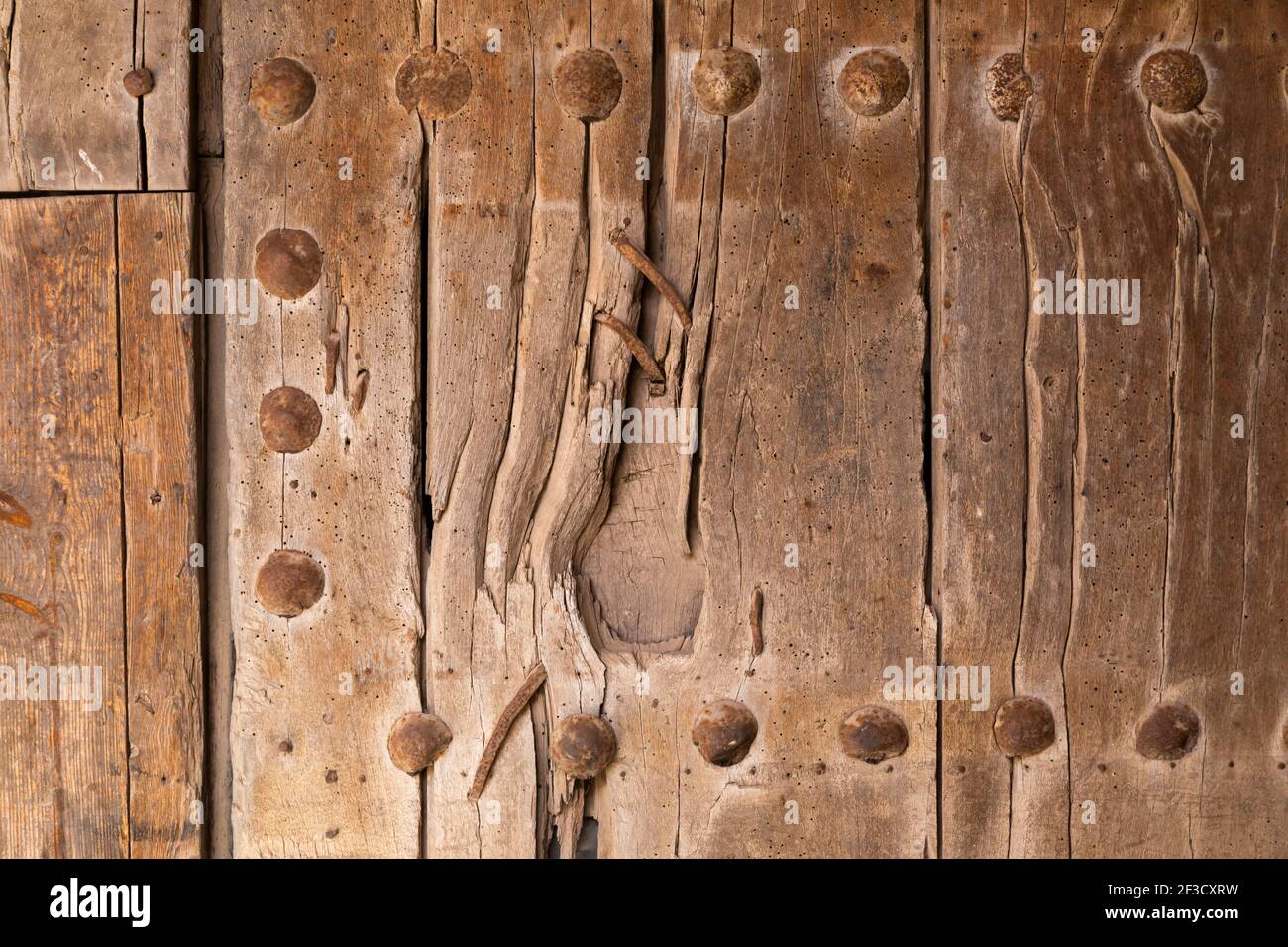 Gros plan d'une vieille porte en bois, vieux de plusieurs siècles et d'apparence médiévale, dans la petite ville d'Ambel, dans la région de Campo de Borja, Saragosse, Aragon, Banque D'Images