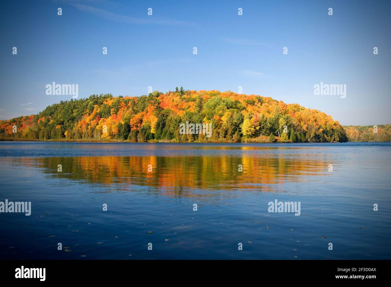 Belle vue d'automne sur le lac Meech dans le parc de la Gatineau Horizontale du Québec Banque D'Images