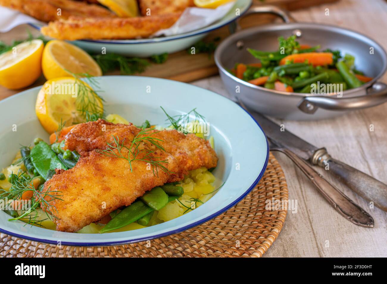 poisson pané avec légumes et pommes de terre sur une assiette Banque D'Images