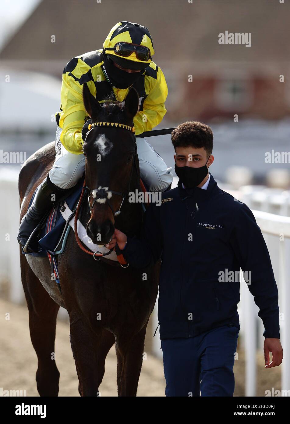 Shishkin, criblé par Nico de Boinville, descend devant la tribune principale après avoir remporté la Chase novices du Sporting Life Arkle Challenge Trophée au cours de la première journée du Cheltenham Festival à l'hippodrome de Cheltenham. Date de la photo: Mardi 16 mars 2021. Banque D'Images Shishkin, criblé par Nico de Boinville, descend devant la tribune principale après avoir remporté la Chase novices du Sporting Life Arkle Challenge Trophée au cours de la première journée du Cheltenham Festival à l'hippodrome de Cheltenham. Date de la photo: Mardi 16 mars 2021. Banque D'Images