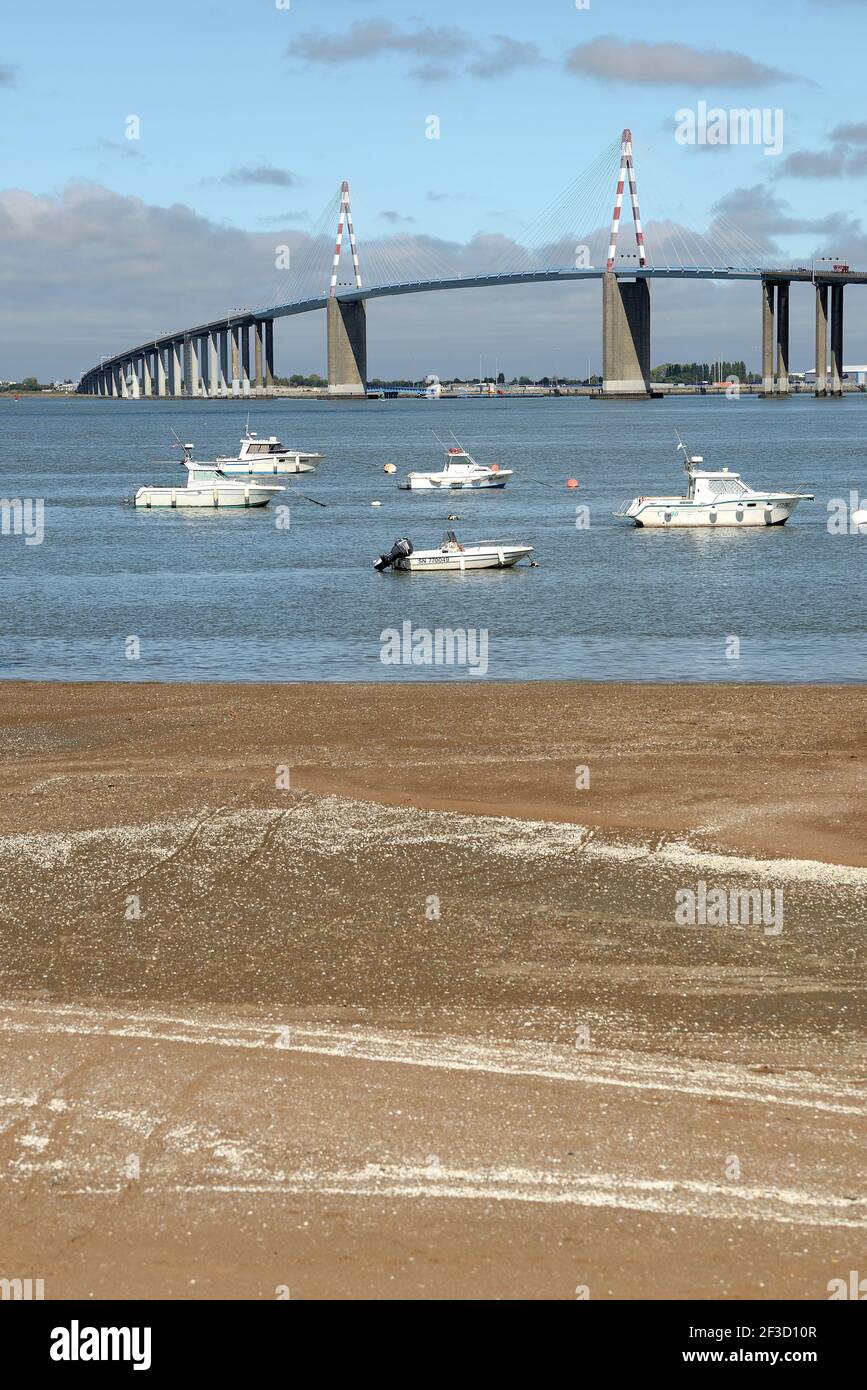 Saint-Nazaire (nord-ouest de la France) : le pont Saint-Nazaire de l'autre côté de la Loire, à partir de Saint-Brevin-les-Pins Banque D'Images