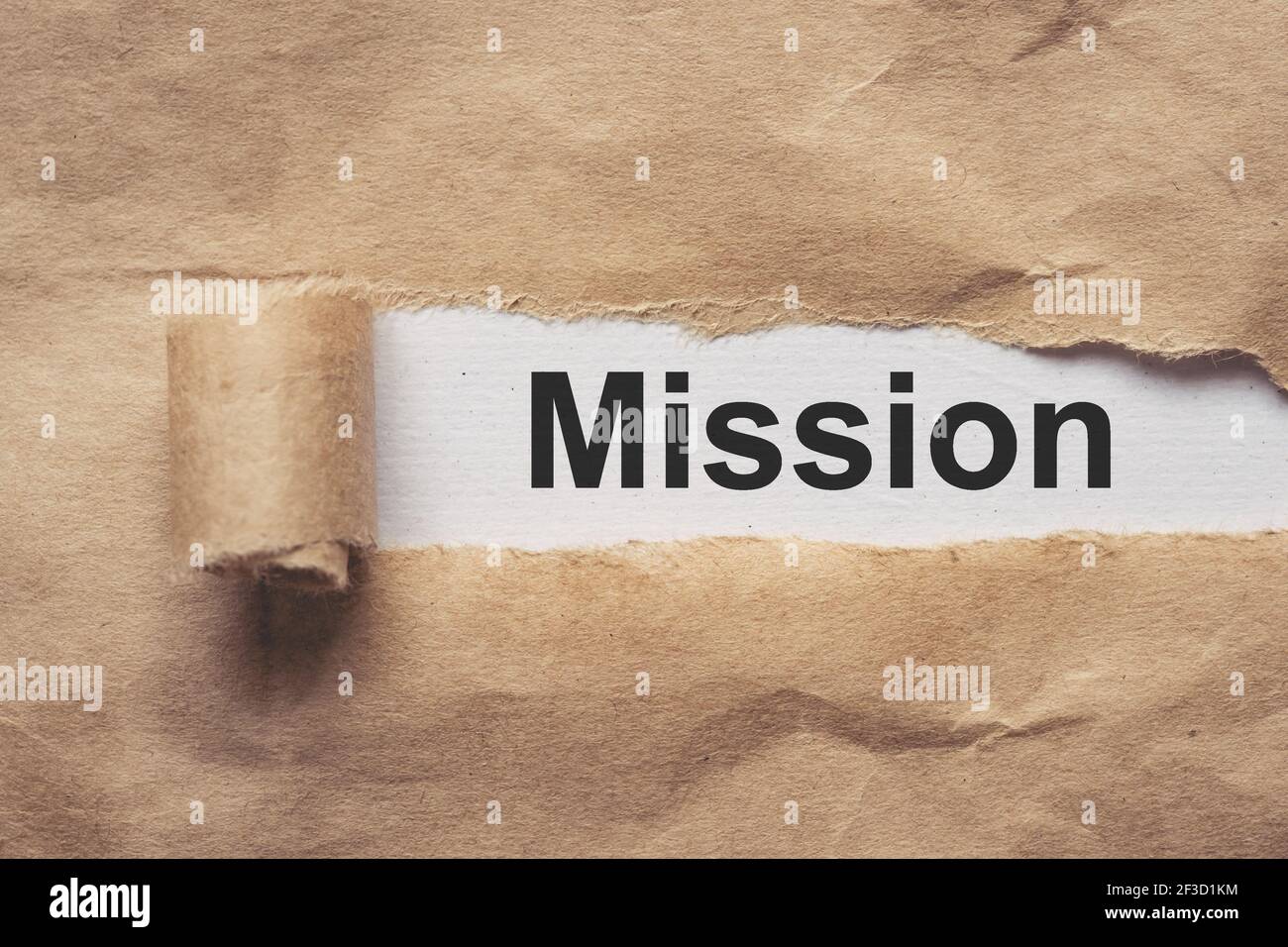 Affaires et finances. Papier brun déchiré sur fond rouge, le texte - MISSION Banque D'Images