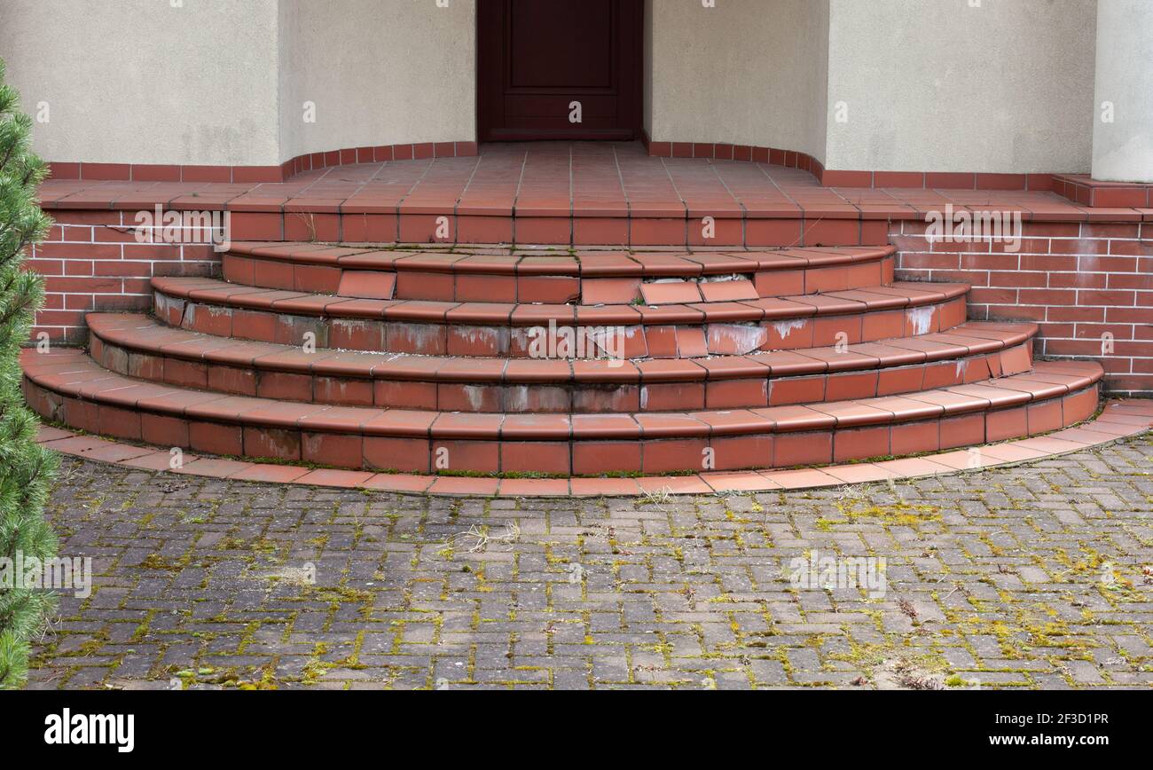 Escalier ou escalier de la maison endommagé avec carreaux cassés sur béton étapes Banque D'Images