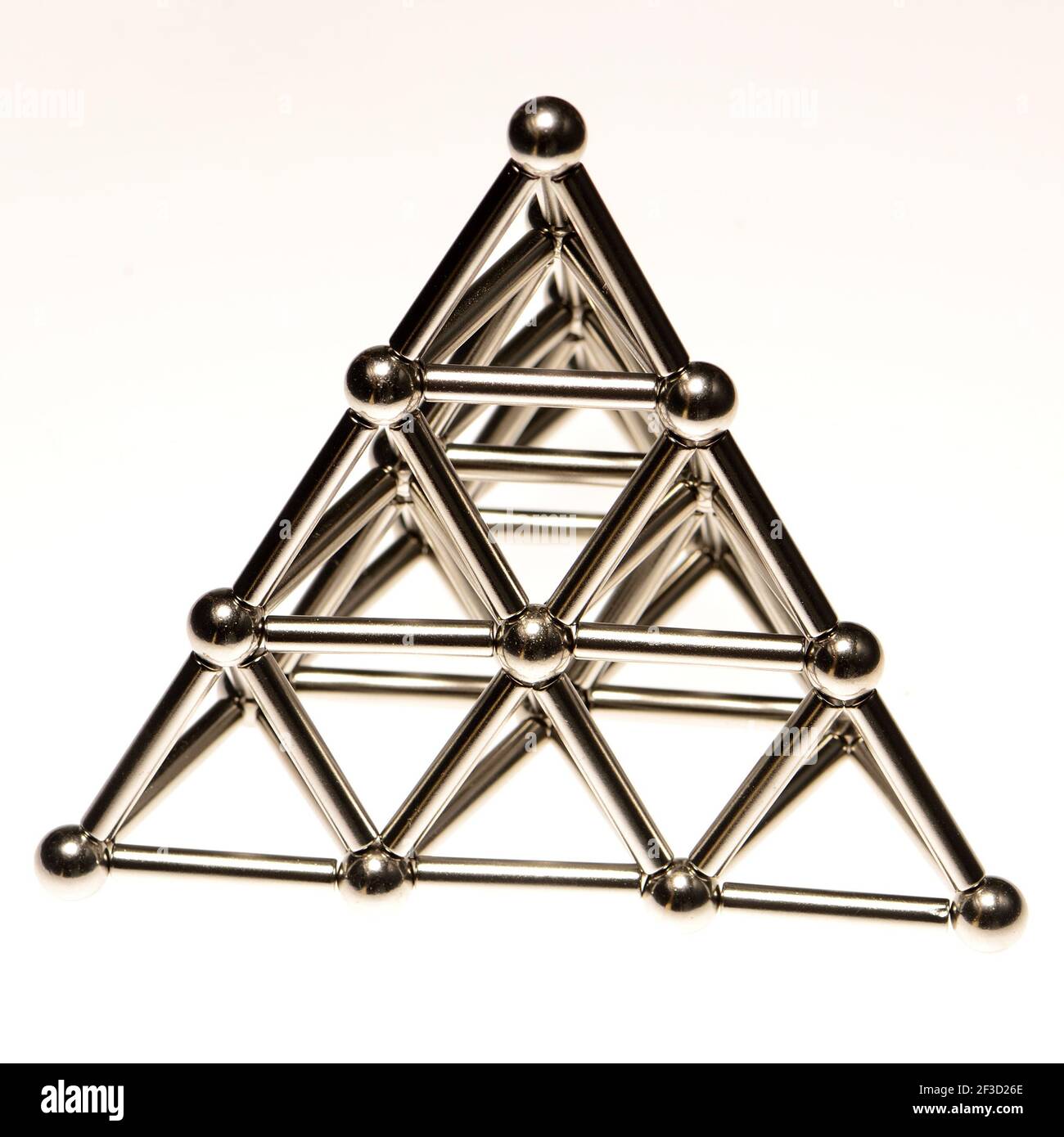 Tétraèdre / Pyramide (en sphères et barres magnétiques) Banque D'Images