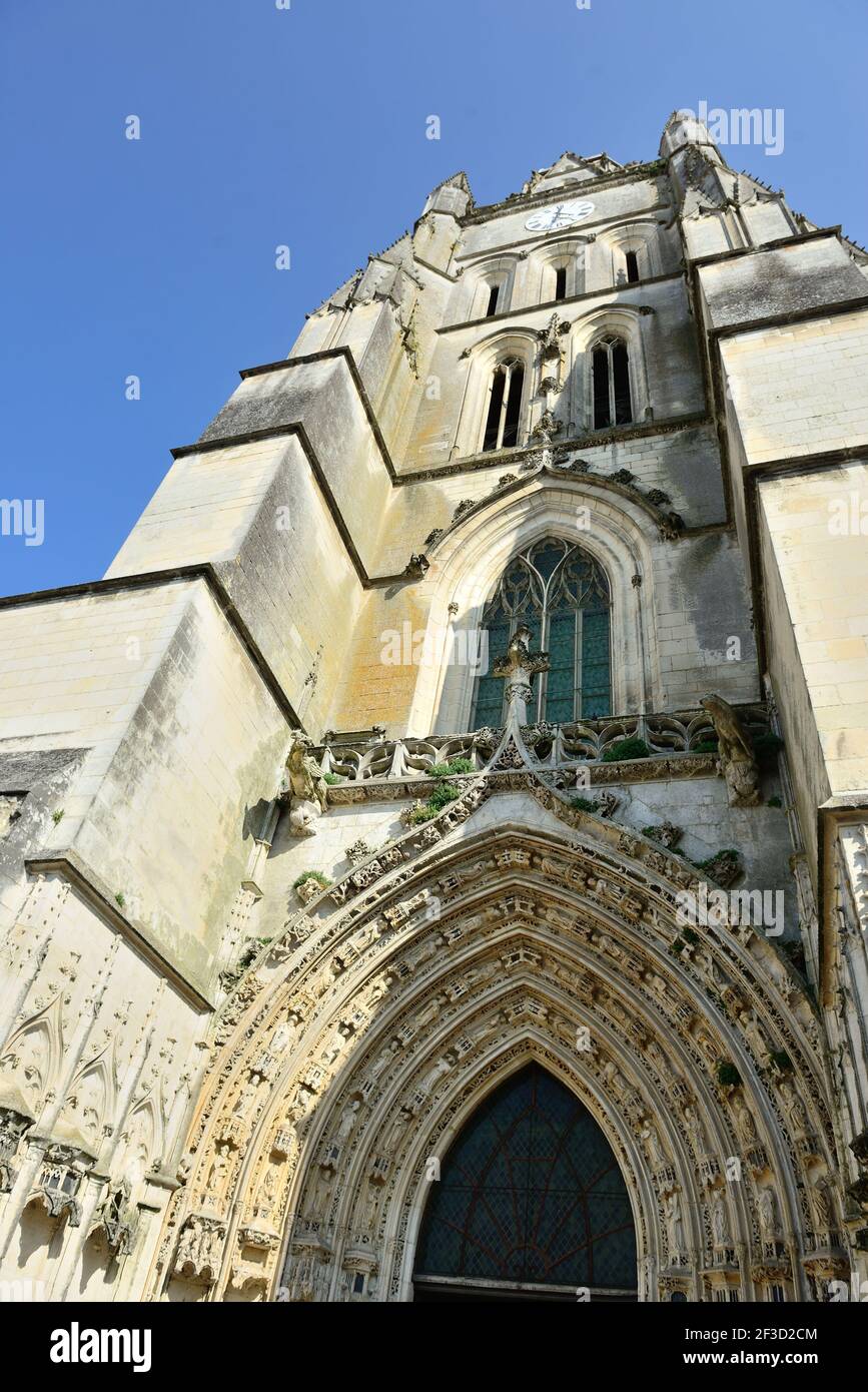Saintes (centre-ouest de la France) : clocher et porche de la cathédrale Saint-Pierre (« Cathédrale Saint-Pierre ») Banque D'Images