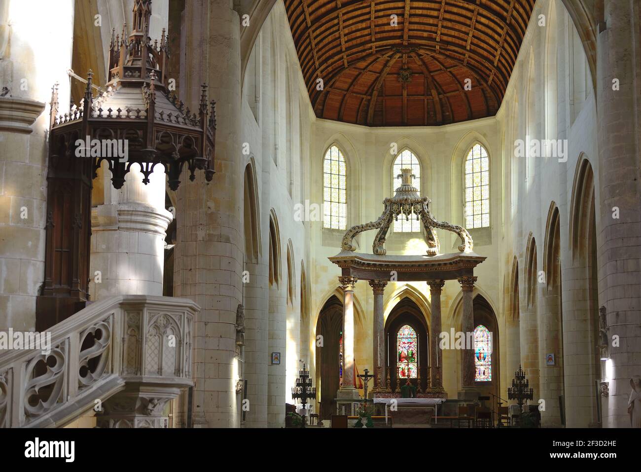 Saintes (centre-ouest de la France) : vue intérieure de la cathédrale Saint-Pierre avec la chaire, le choeur et l'autel à baldaquin Banque D'Images
